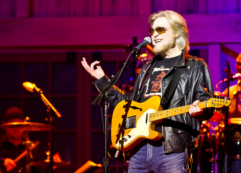 Live From Daryl s House 04 11 12 The Wellmont Theatre TheWaster