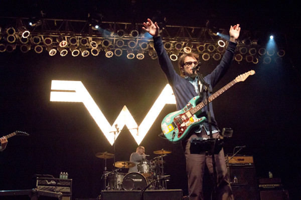 Weezer Shares “Can’t Knock The Hustle”